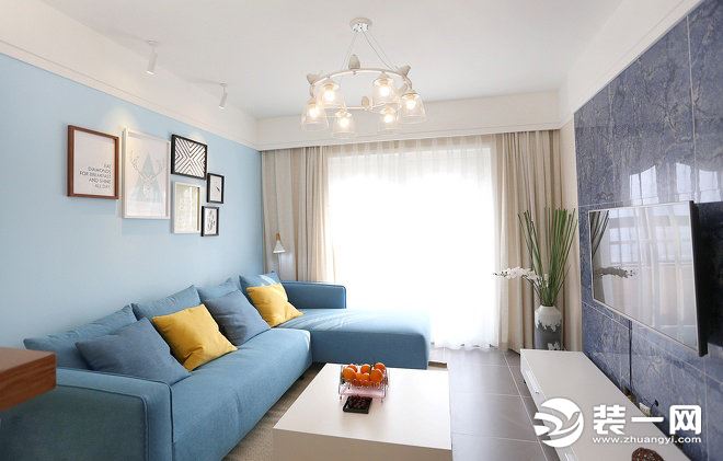 沙发背景墙刷了一层淡蓝色的乳胶漆和沙发颜色搭配起来很有层次感.